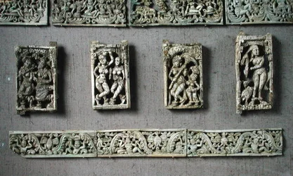 Fire plaketter med feminine figurer og to dekorative bånd, fra Begram